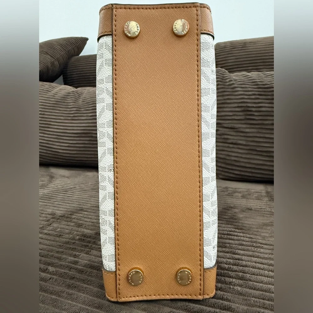 Michael Kors Purse - Picture 10 of 10